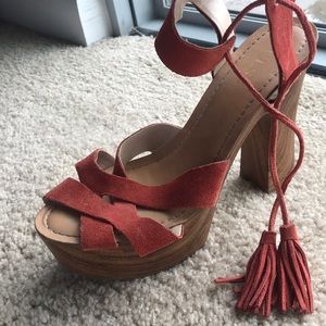 Tie up Guess heels